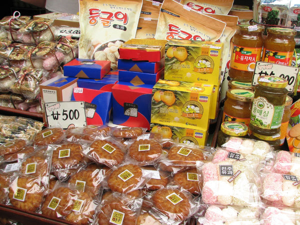 Traditional Korean yakgwa and yugwa confections served with tea